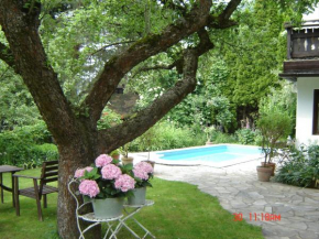 Ferienhaus im Garten mit Pool